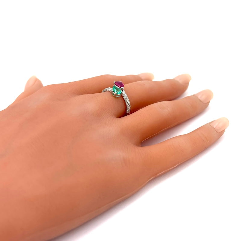 Anello contrariè gocce smeraldo e rubino, brillanti e oro bianco; 3.6 gr