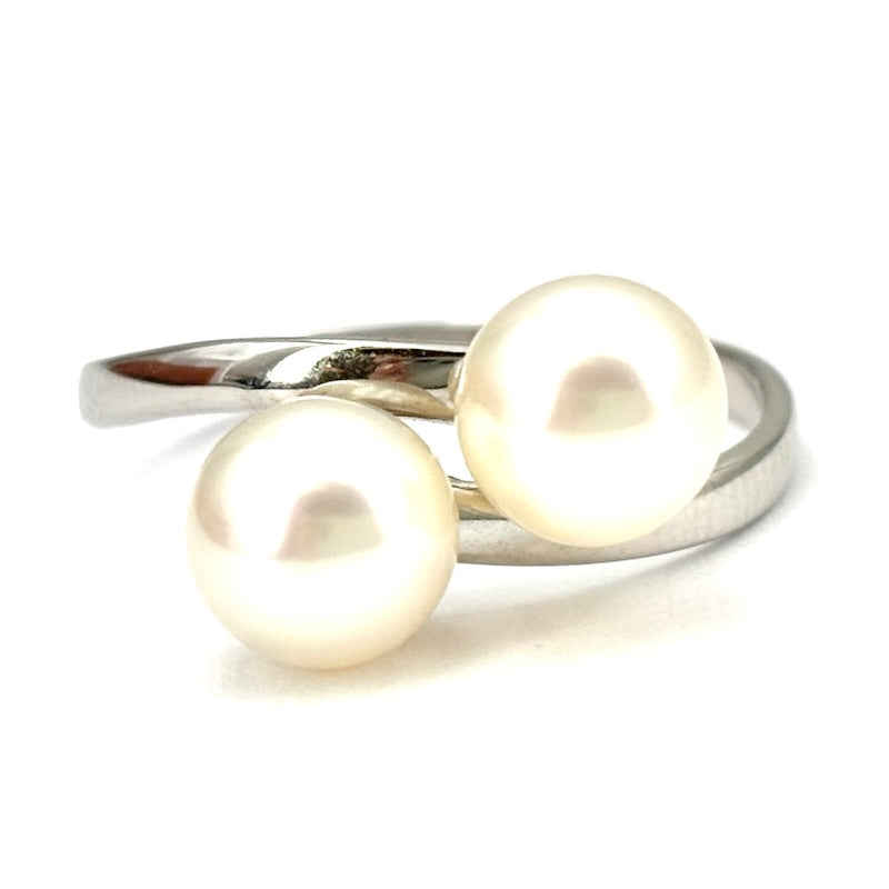Anello contrarié perle Akoya e oro bianco; 2.43 gr