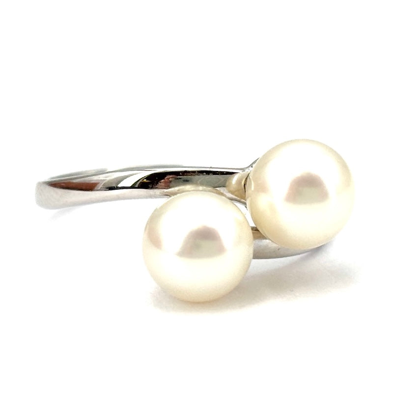 Anello contrarié perle Akoya e oro bianco; 2.43 gr