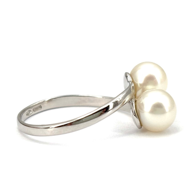 Anello contrarié perle Akoya e oro bianco; 2.43 gr