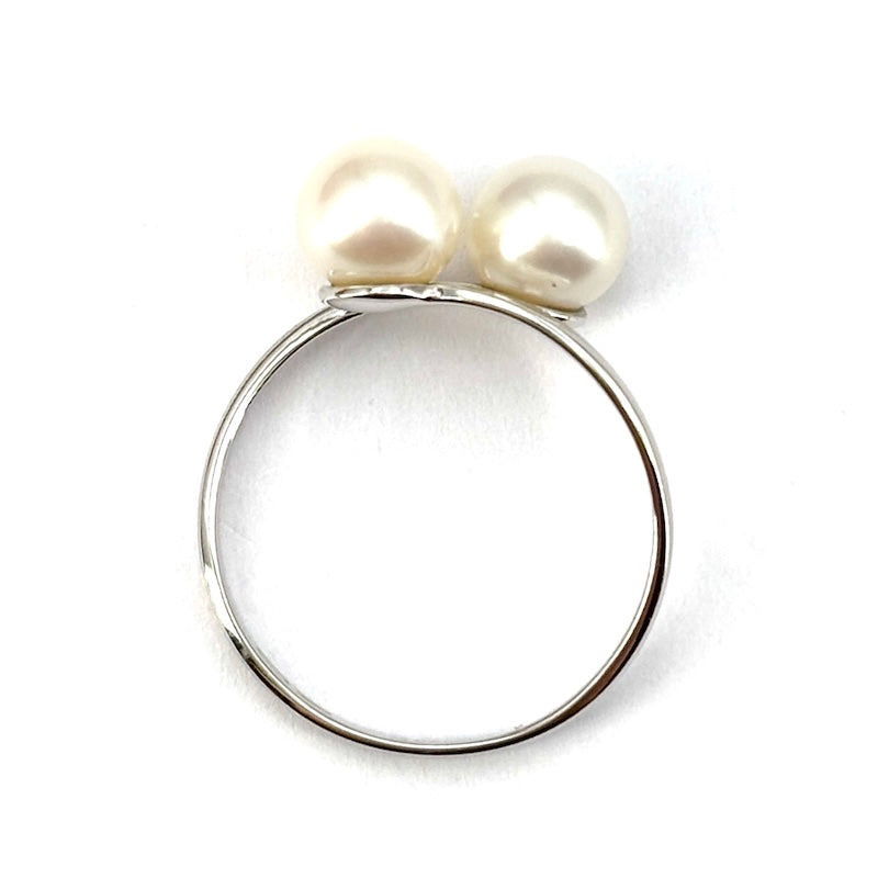 Anello contrarié perle Akoya e oro bianco; 2.43 gr