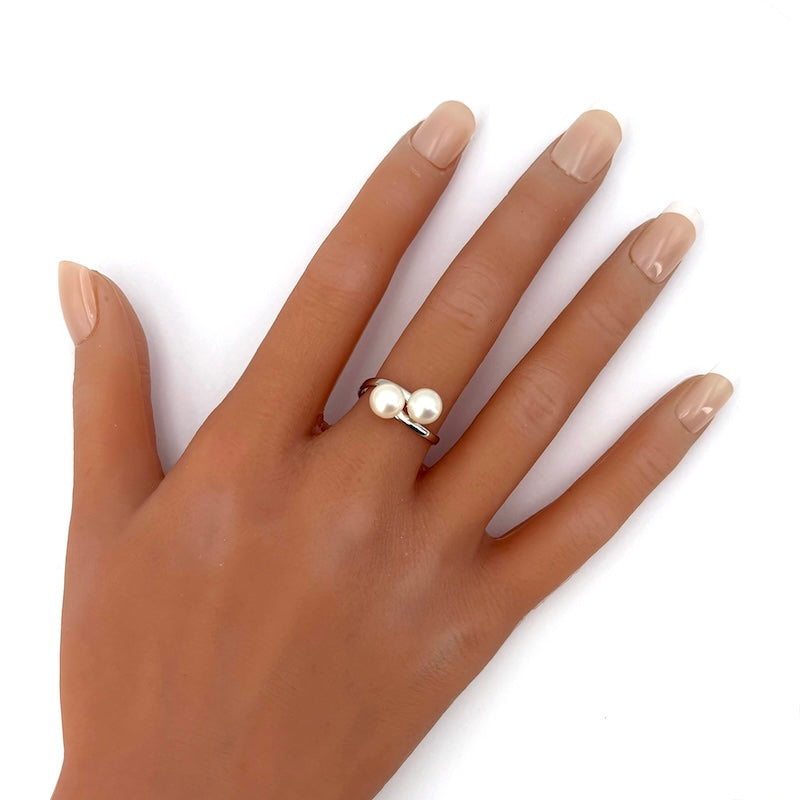 Anello contrarié perle Akoya e oro bianco; 2.43 gr