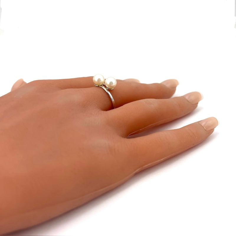 Anello contrarié perle Akoya e oro bianco; 2.43 gr