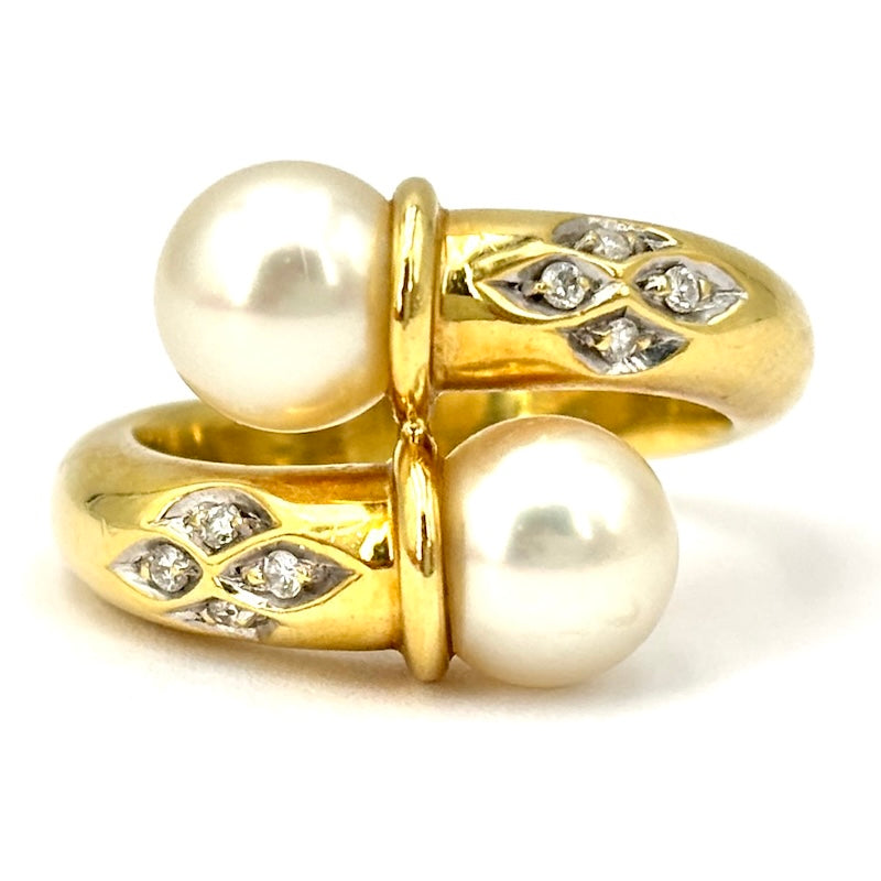 Anello contrarié perle, oro giallo e brillanti; 7.66 gr