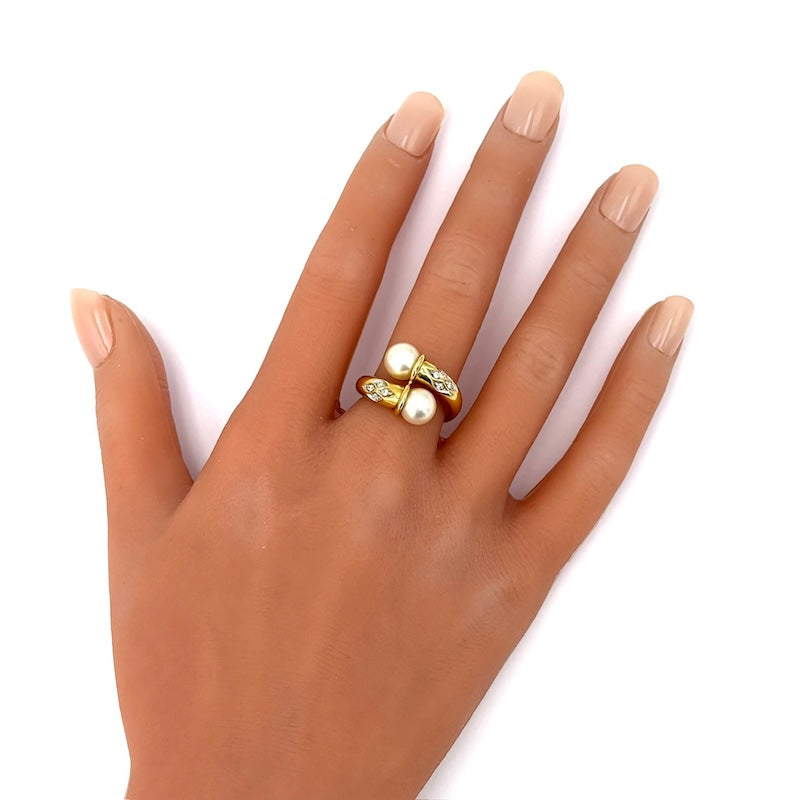 Anello contrarié perle, oro giallo e brillanti; 7.66 gr