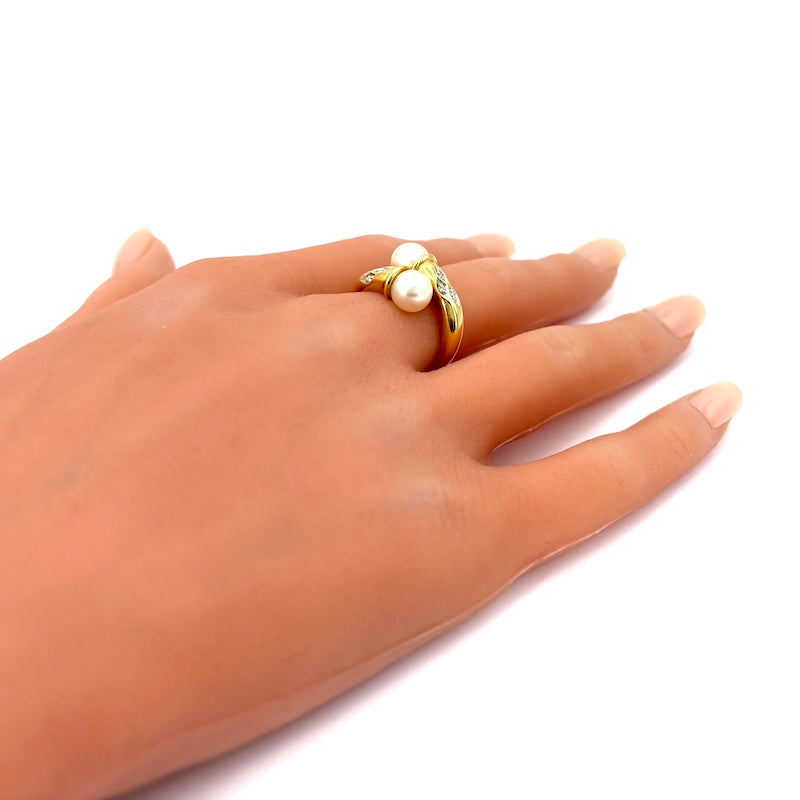 Anello contrarié perle, oro giallo e brillanti; 7.66 gr