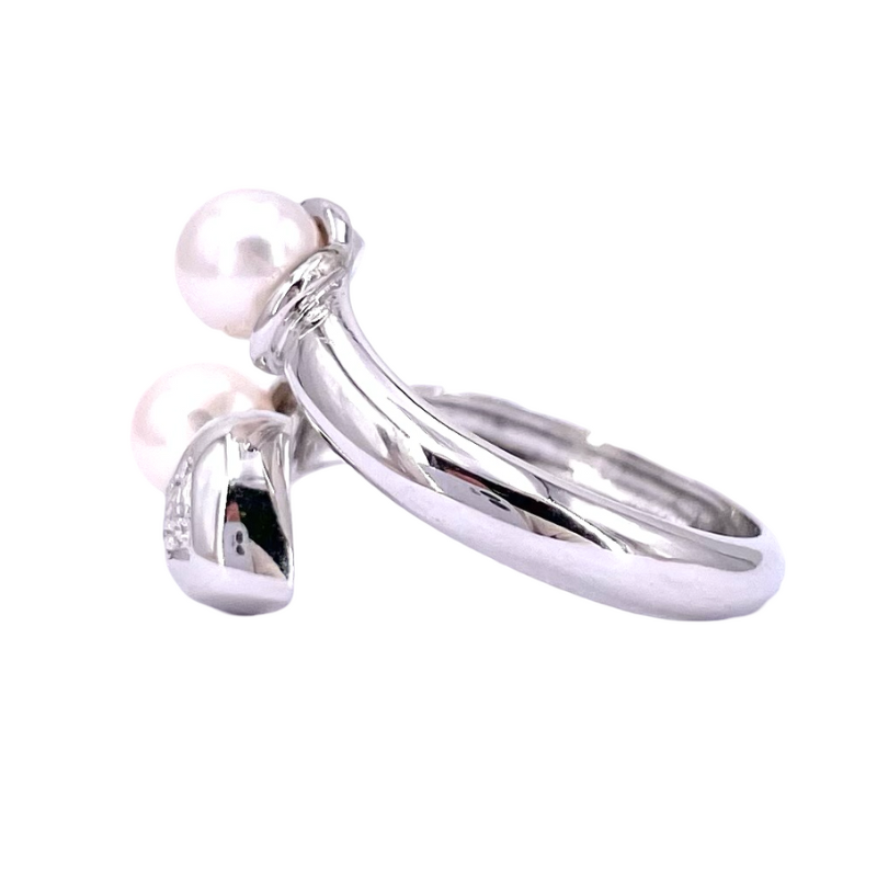 Anello contrarié perle e cuore oro bianco e brillanti; 4.40 gr