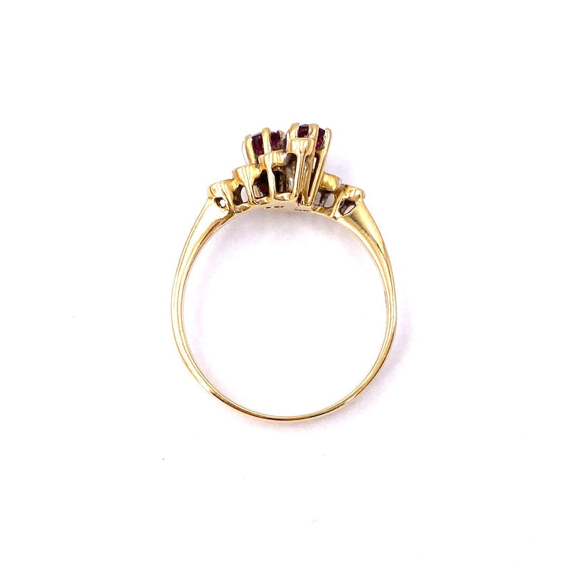 Anello contrariè rubini, in stile, brillanti e oro; 3.59 gr