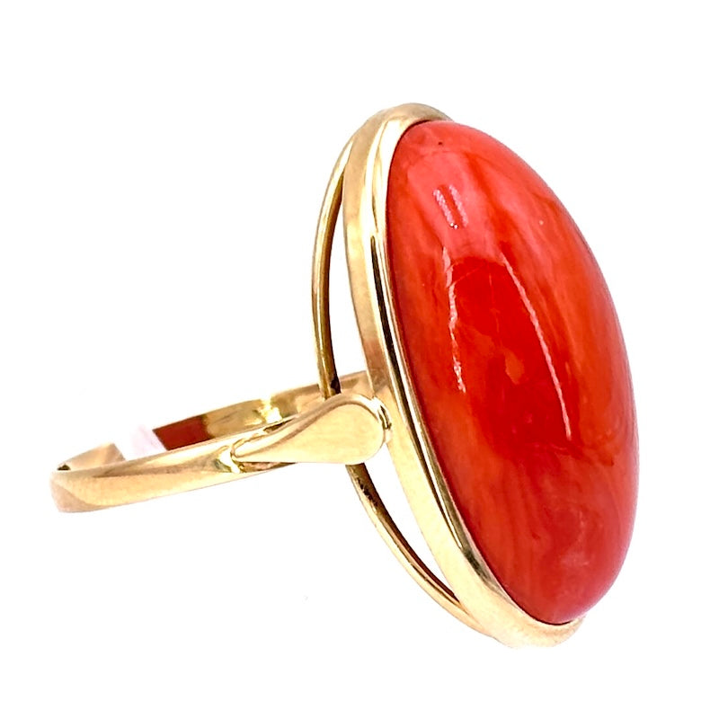 Anello corallo cerasuolo ovale maxi e oro giallo; 7.3 gr