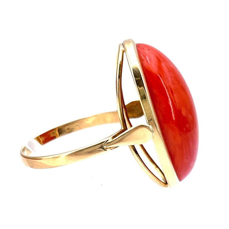 Anello corallo cerasuolo ovale maxi e oro giallo; 7.3 gr