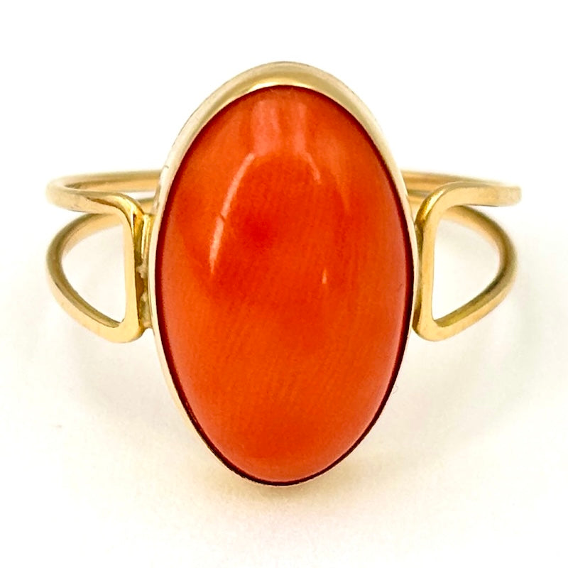 Anello corallo momo e oro giallo; 2.56 gr