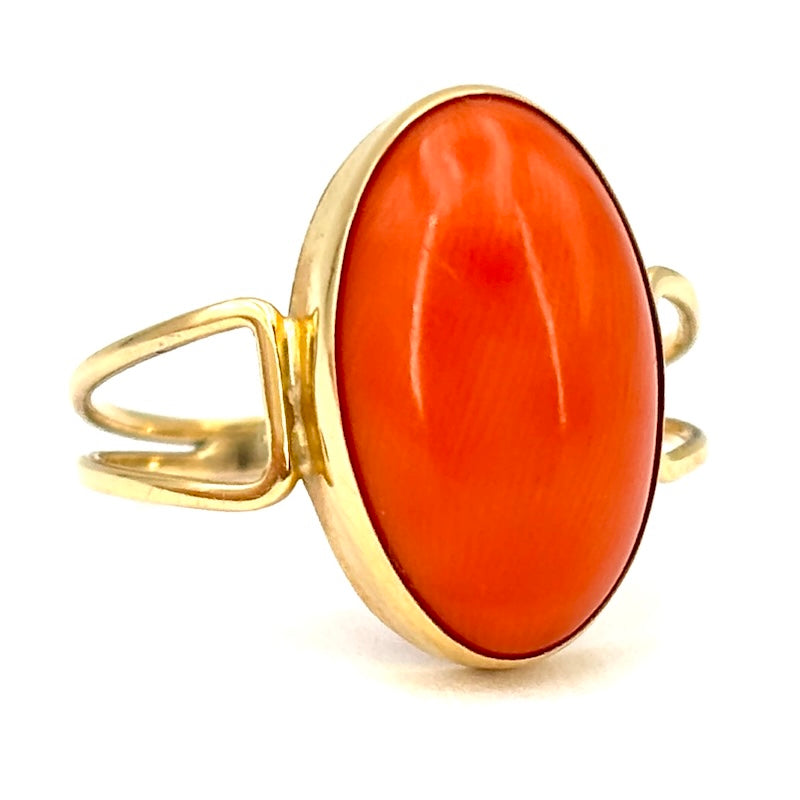 Anello corallo momo e oro giallo; 2.56 gr