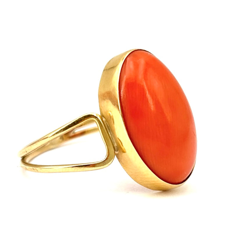 Anello corallo momo e oro giallo; 2.56 gr