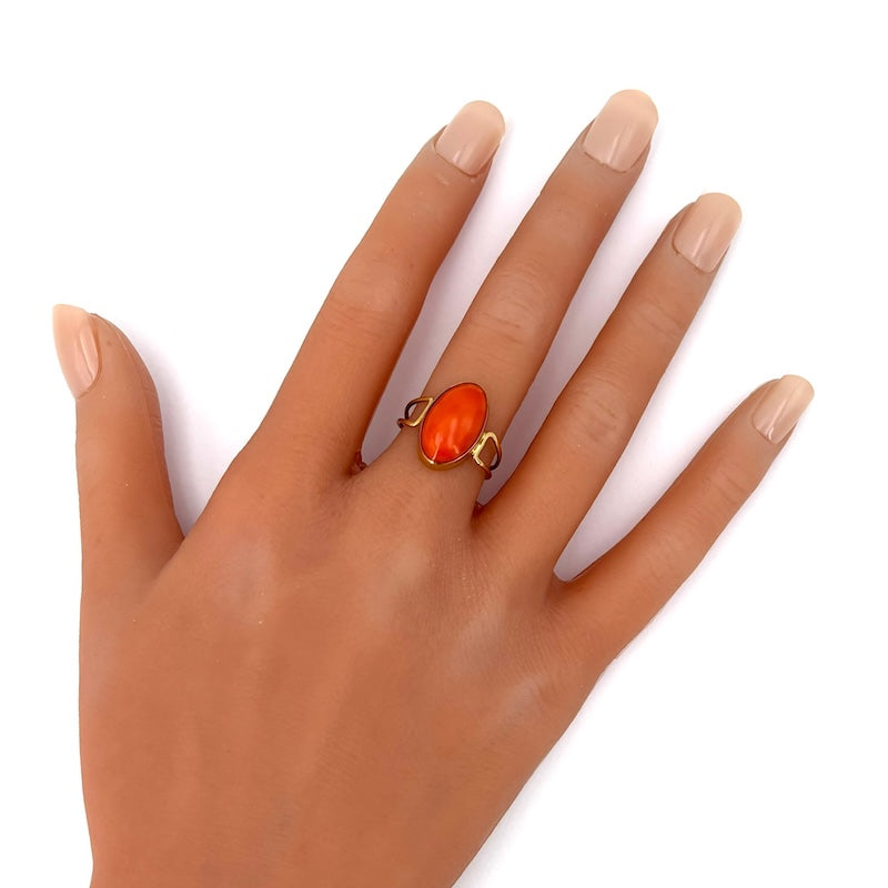 Anello corallo momo e oro giallo; 2.56 gr