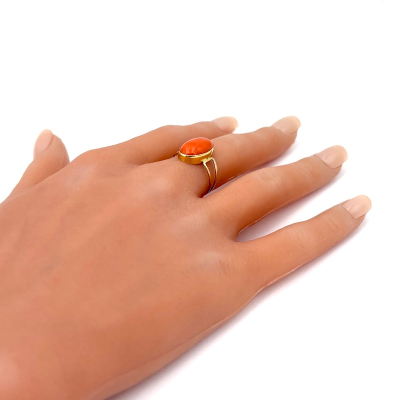 Anello corallo momo e oro giallo; 2.56 gr