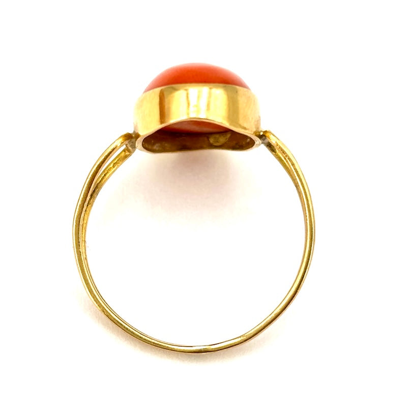 Anello corallo momo e oro giallo; 2.56 gr