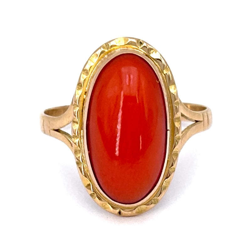 Anello corallo ovale e oro giallo; 3.93 gr