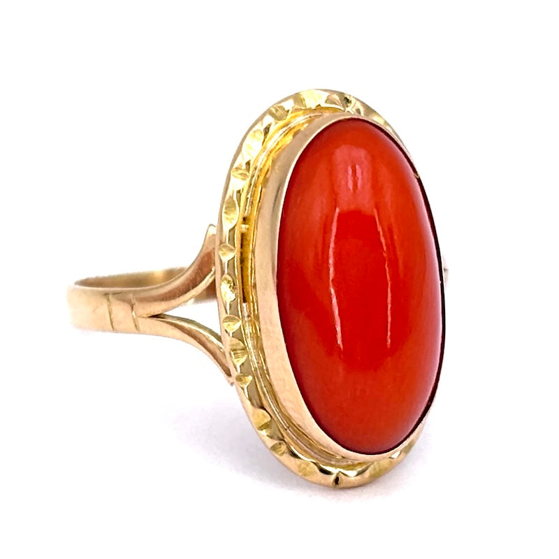 Anello corallo ovale e oro giallo; 3.93 gr