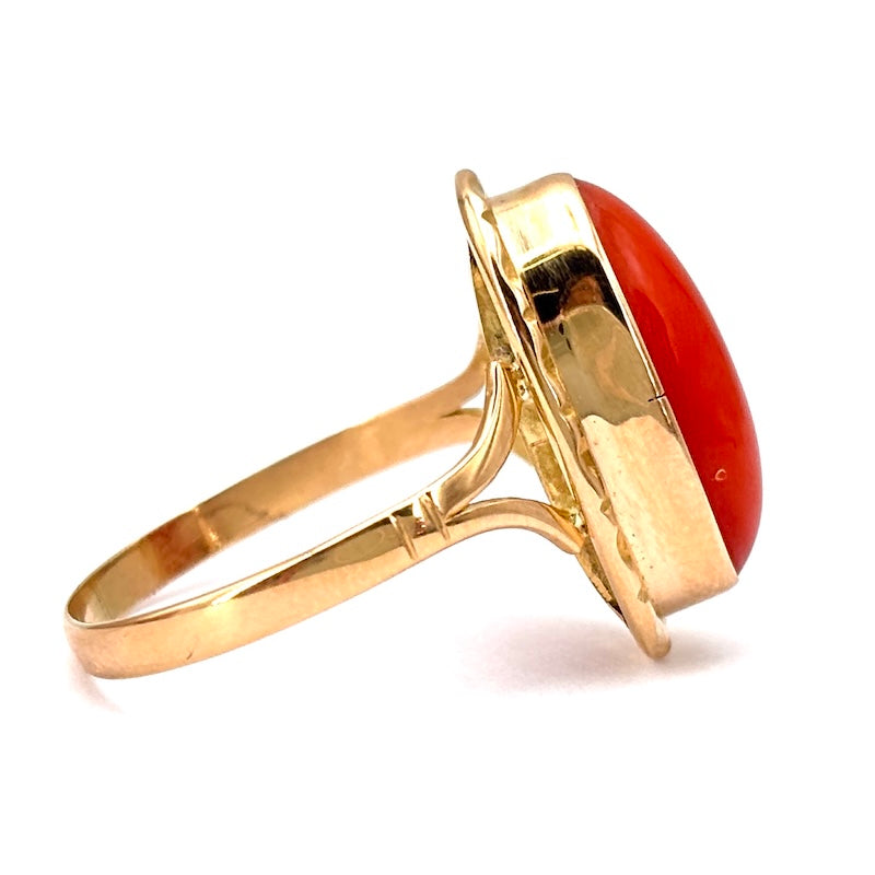 Anello corallo ovale e oro giallo; 3.93 gr