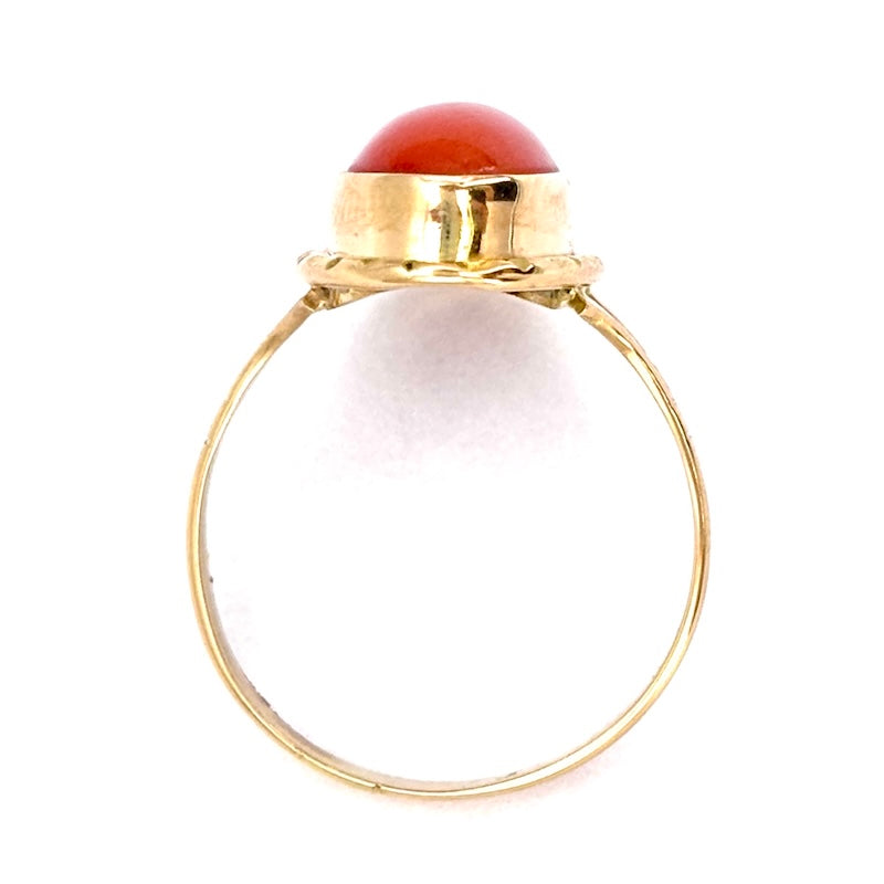 Anello corallo ovale e oro giallo; 3.93 gr