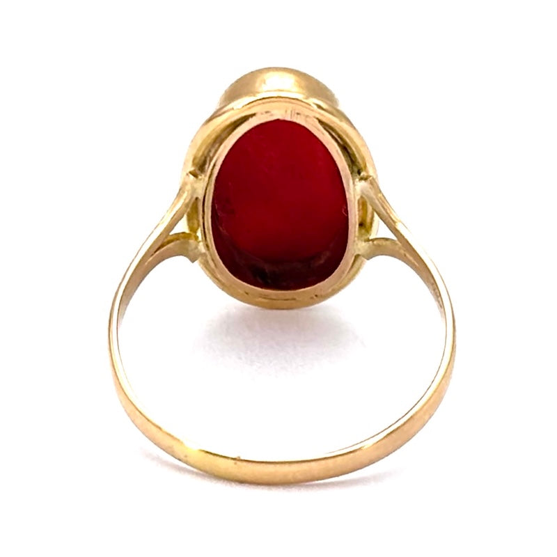 Anello corallo ovale e oro giallo; 3.93 gr