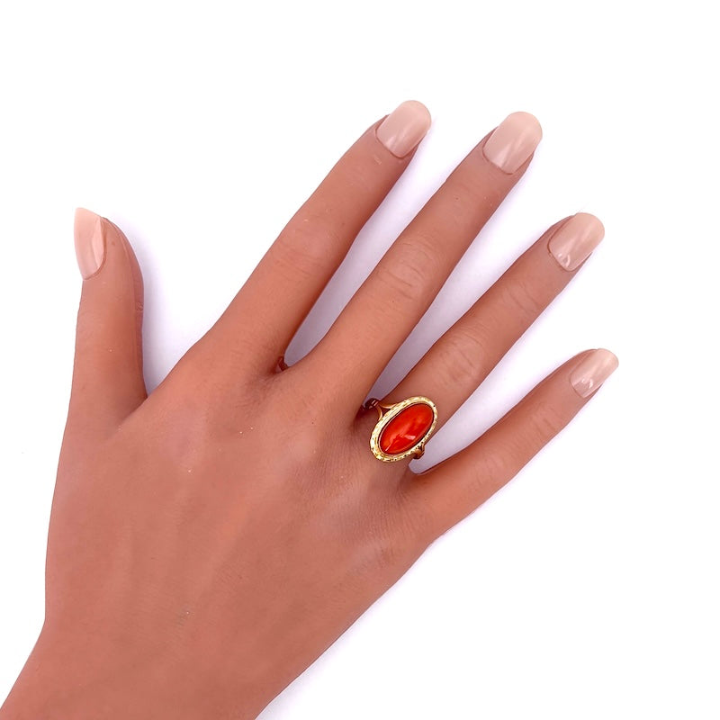 Anello corallo ovale e oro giallo; 3.93 gr