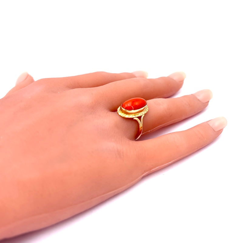 Anello corallo ovale e oro giallo; 3.93 gr