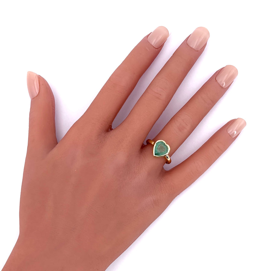 Anello cuore smeraldo 2.14 ct, oro giallo; 4.4 gr