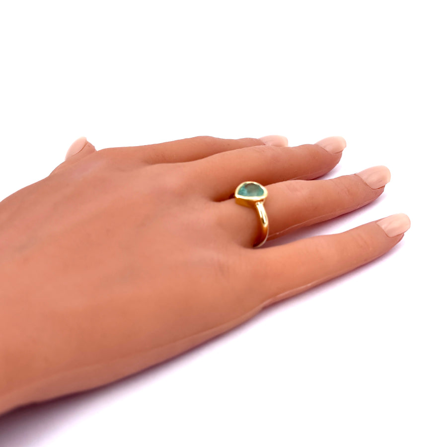 Anello cuore smeraldo 2.14 ct, oro giallo; 4.4 gr
