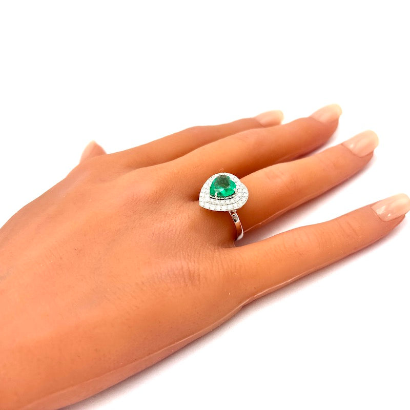 Anello cuore smeraldo, brillanti e oro; 5.17 gr