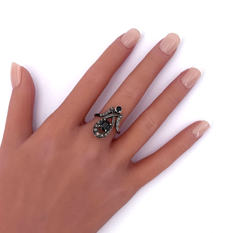 Anello d'epoca, diamanti, zaffiri e oro, 4.03 gr
