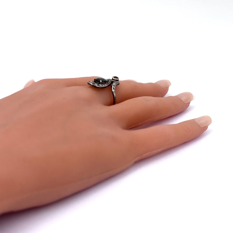 Anello d'epoca, diamanti, zaffiri e oro, 4.03 gr
