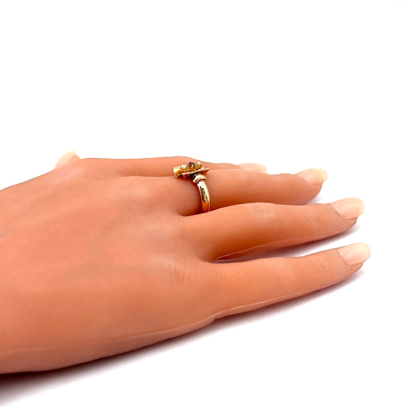 Anello d'epoca, trilogy microperle, rubino sintetico e oro rosa; 2.41 gr