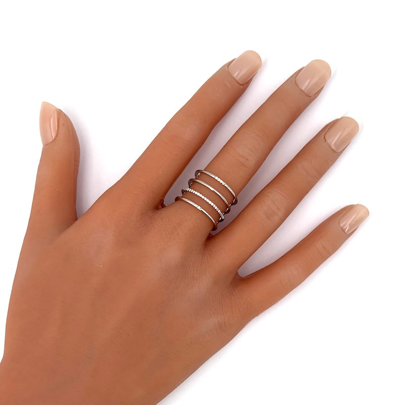Anello design 4 fasce brillanti, oro bianco; 0.10-0.15 ct totali - 5.61 gr