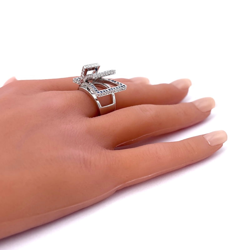 Anello design brillanti bianchi e zaffiri, oro bianco; 16.62 gr