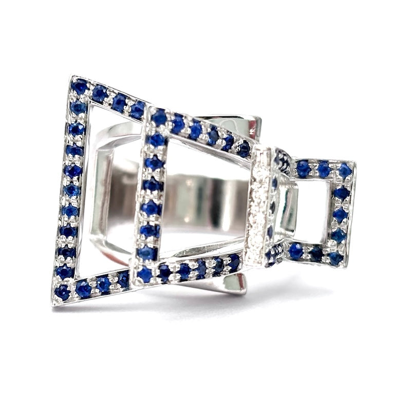 Anello design brillanti bianchi e zaffiri, oro bianco; 16.62 gr