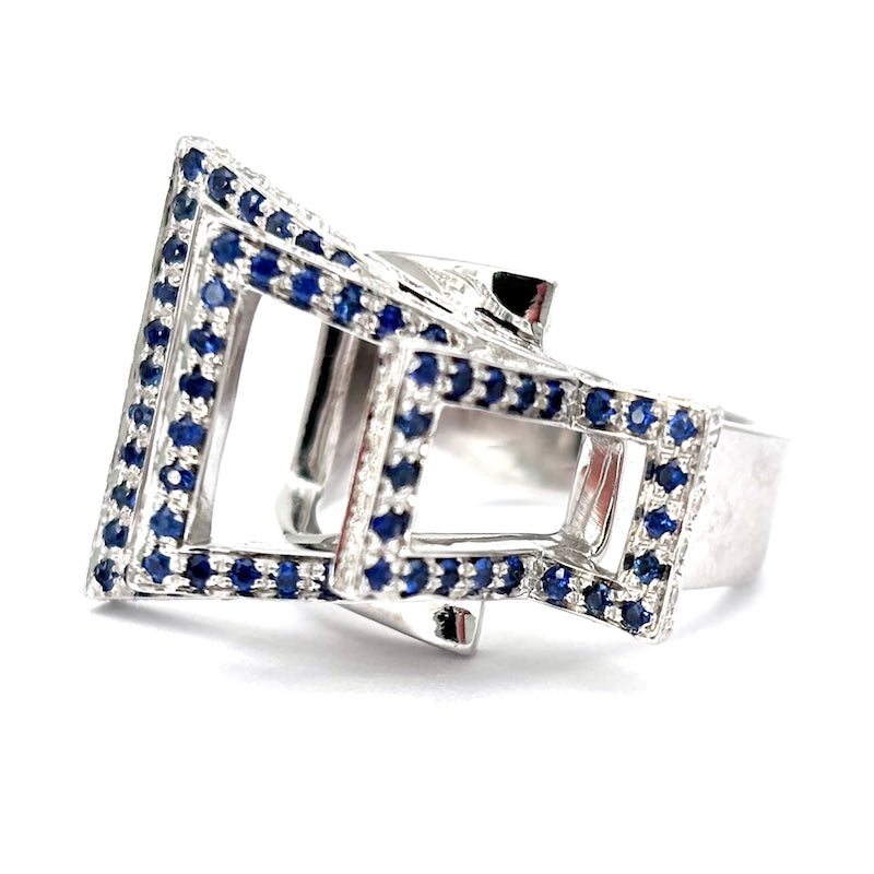 Anello design brillanti bianchi e zaffiri, oro bianco; 16.62 gr