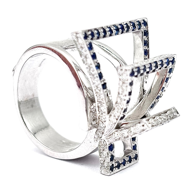 Anello design brillanti bianchi e zaffiri, oro bianco; 16.62 gr