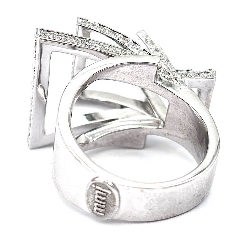 Anello design brillanti bianchi e zaffiri, oro bianco; 16.62 gr