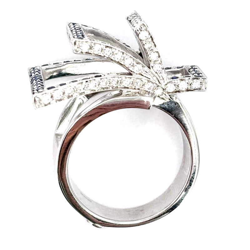 Anello design brillanti bianchi e zaffiri, oro bianco; 16.62 gr