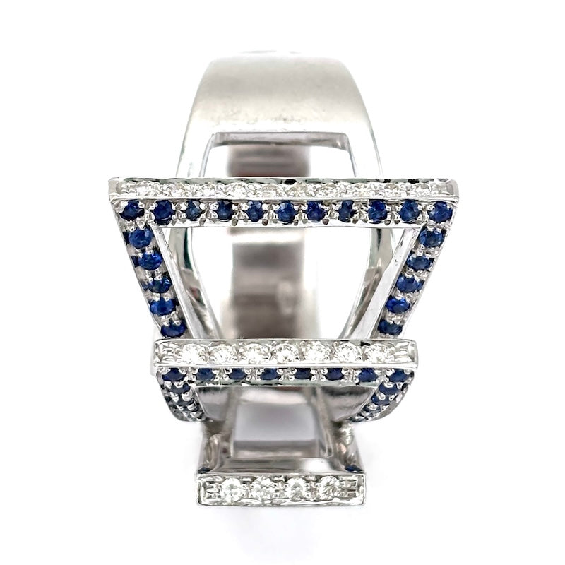 Anello design brillanti bianchi e zaffiri, oro bianco; 16.62 gr