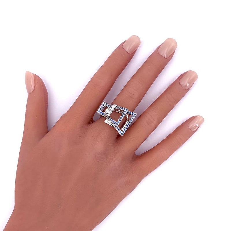 Anello design brillanti bianchi e zaffiri, oro bianco; 16.62 gr