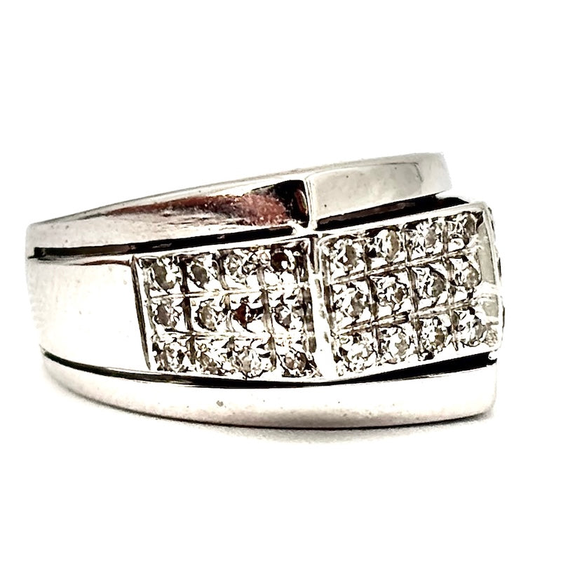 Anello design geometrico chevalier, brillanti e oro bianco; 6.93 gr