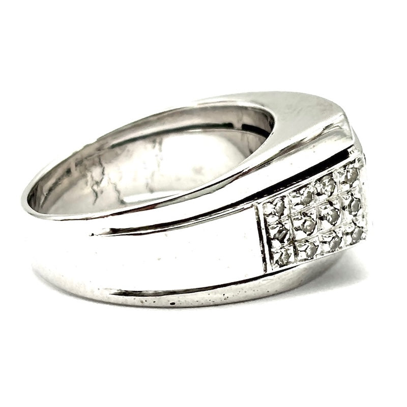 Anello design geometrico chevalier, brillanti e oro bianco; 6.93 gr