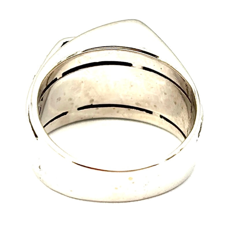 Anello design geometrico chevalier, brillanti e oro bianco; 6.93 gr