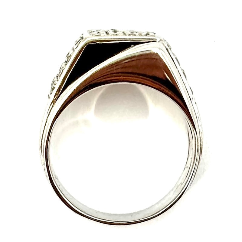 Anello design geometrico chevalier, brillanti e oro bianco; 6.93 gr