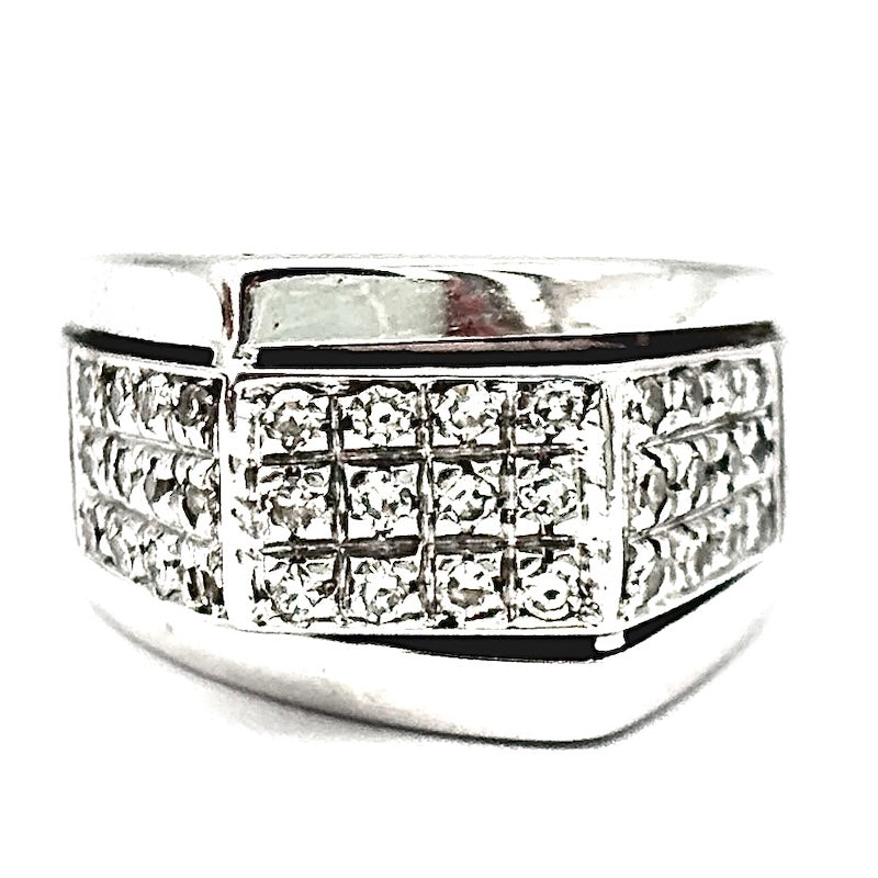 Anello design geometrico chevalier, brillanti e oro bianco; 6.93 gr
