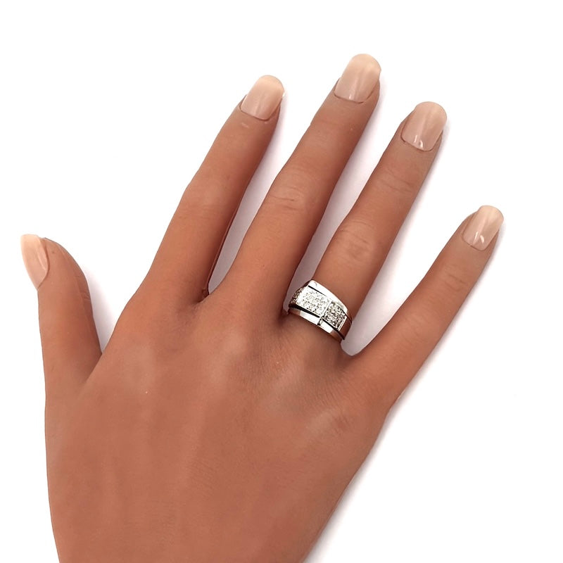 Anello design geometrico chevalier, brillanti e oro bianco; 6.93 gr
