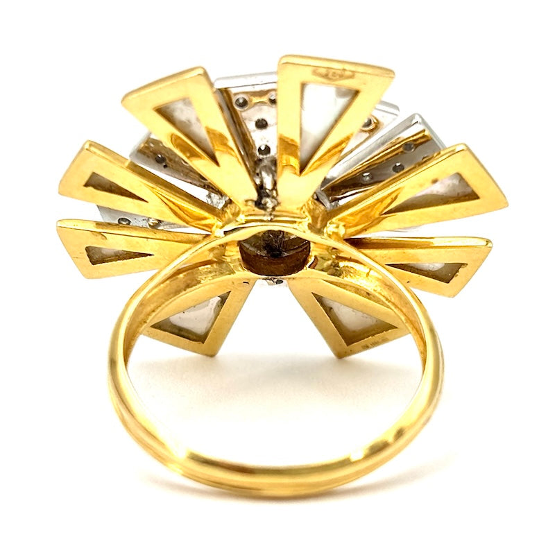 Anello design perla, oro bicolore, madreperla e brillanti; 9.29 gr