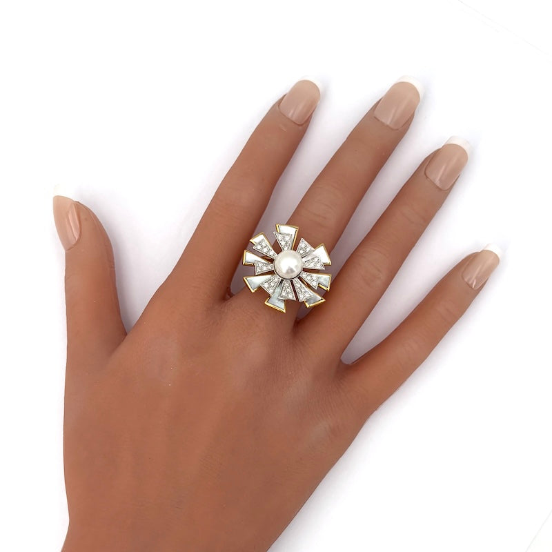 Anello design perla, oro bicolore, madreperla e brillanti; 9.29 gr